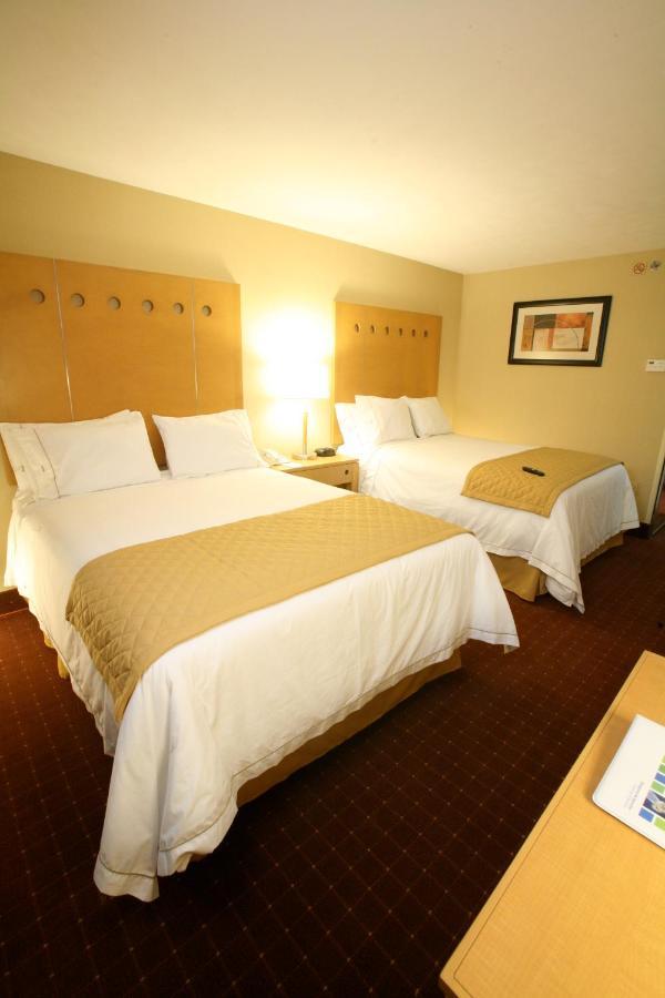 Holiday Inn Express Saltillo Zona Aeropuerto By Ihg Exterior photo